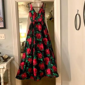 💖Sherri Hill size 2 full length floral gown💖